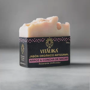 jabón orgánico Vitalika de arroz y concha de nacar sobre un fondo gris