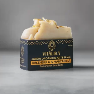 jabón orgánico vitalika de calendula y manzanilla en un fondo gris