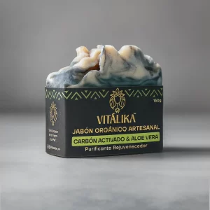 jabón orgánico Vitalika de carbón activado y aloe vera sobre un fondo gris