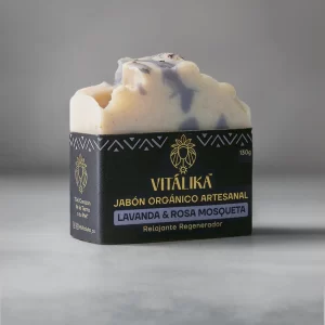 jabón orgánico Vitalika de lavanda y rosa mosqueta sobre un fondo gris